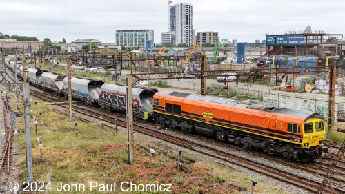 Eastbound freights provide the best views at this location, as you can see them coming and they are much slower than the passenger service speeding through here. This one is an eastbound Freightliner unit hopper train. It is led by a British Rail Class 59 diesel locomotive in yet another livery. Something about the livery looks familiar.....Doesn't it?