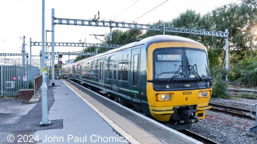 This British Rail Class 165 MU set is a Great Western Railway regional service that terminates at Swindon Station in Swindon, UK.