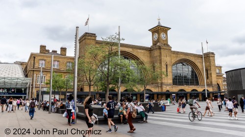 This is King's Cross Station in London, UK. It was built in 1852 for the Great Northern Railway but who cares about its history, right? Most recently and more famously, this station was used in the Harry Potter world as the departure station of Hogwarts Express at Platform 9-3/4.